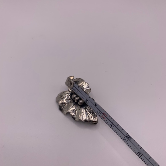 #203 VTG sterling silver leaf shape pin - Picture 3 of 4
